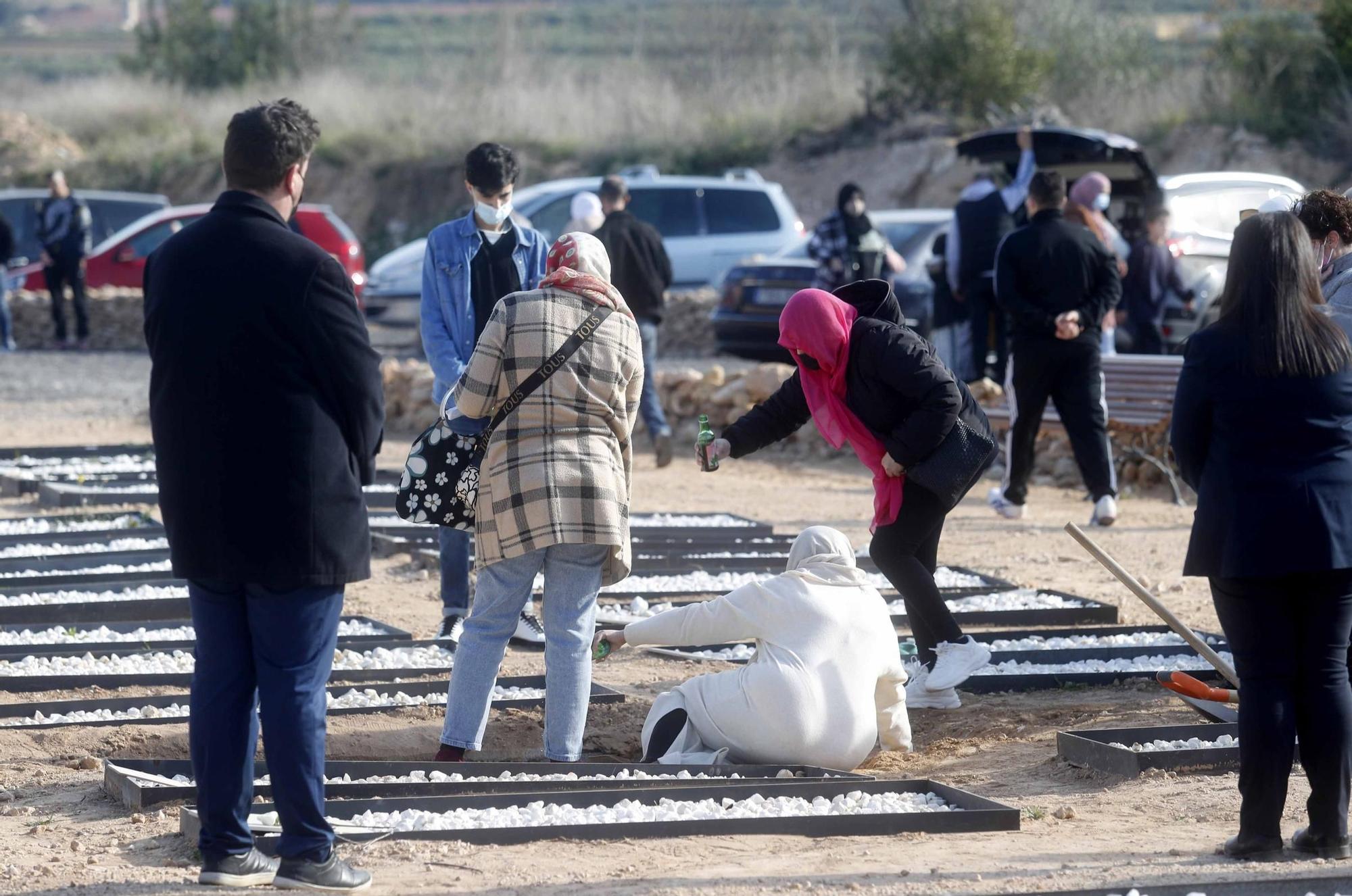 Entierro de Wafaa Sebbah en el cementerio Jardín Muslmán de València