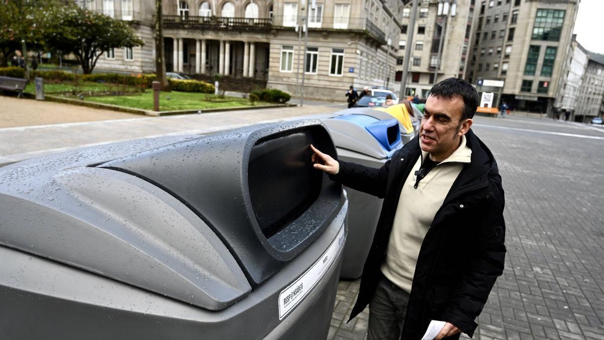 Xaquín Moreda presentando los nuevos contenedores de recogida selectiva de basura.
