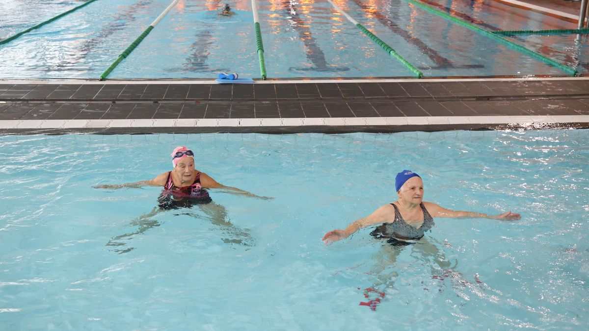 Gente mayor haciendo ejercicio en una piscina.