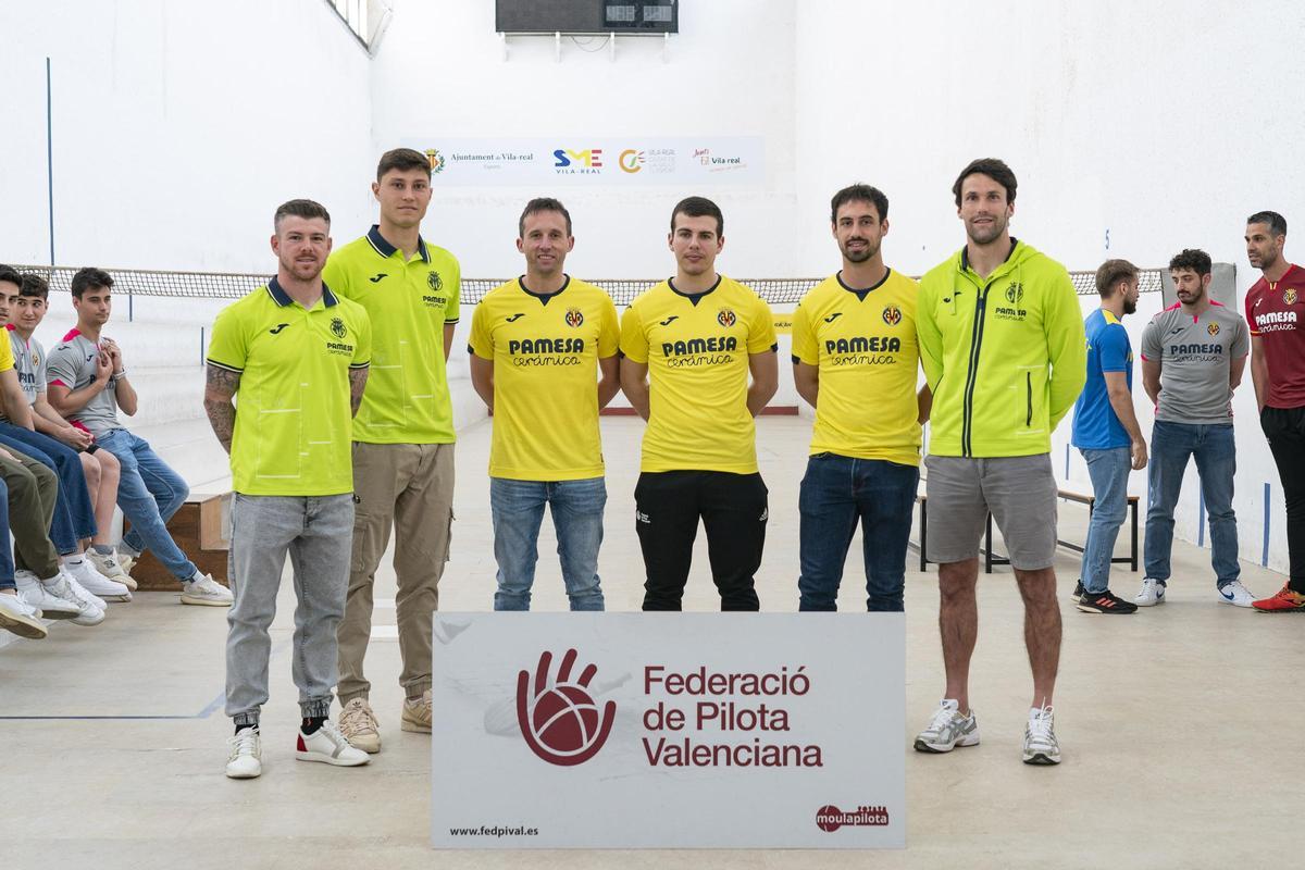 Presentació del Trofeu Pilota Villarreal CF amb futobolistes y pilotaris.