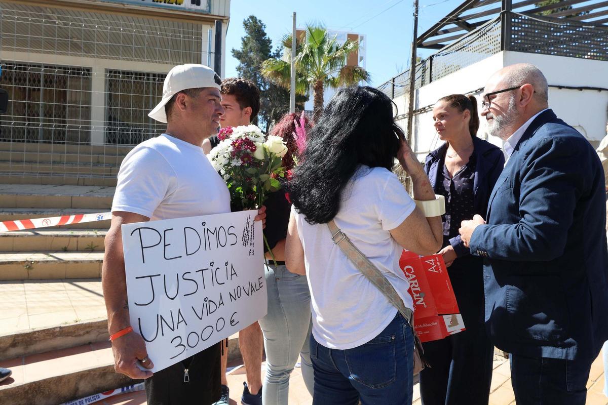 Homenaje al turista fallecido tras ser atropellado en Cala de Bou Homenaje al turista fallecido tras ser atropellado en Cala de Bou