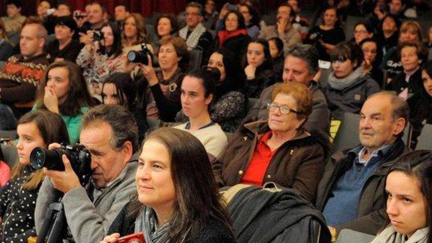 Familiares y profesores de los alumnos del Aramo, ayer, siguiendo la función.