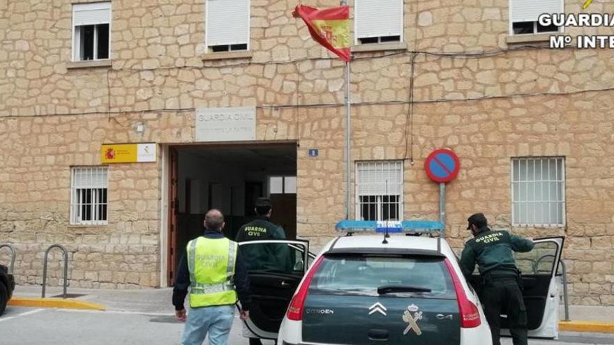 Agentes de la Guardia Civil en el cuartel de Novelda