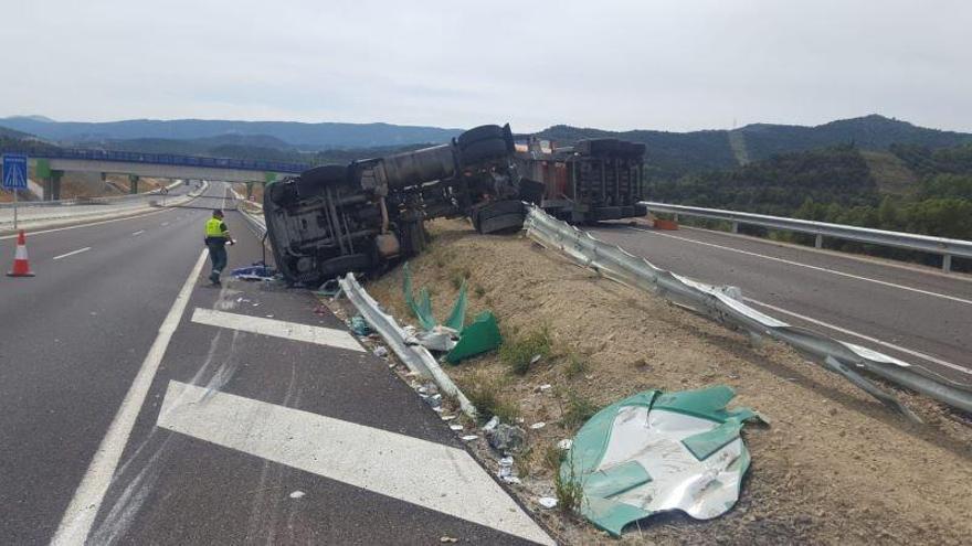 Un camión cargado de maíz arde en la autovía A-23 tras salirse de la calzada