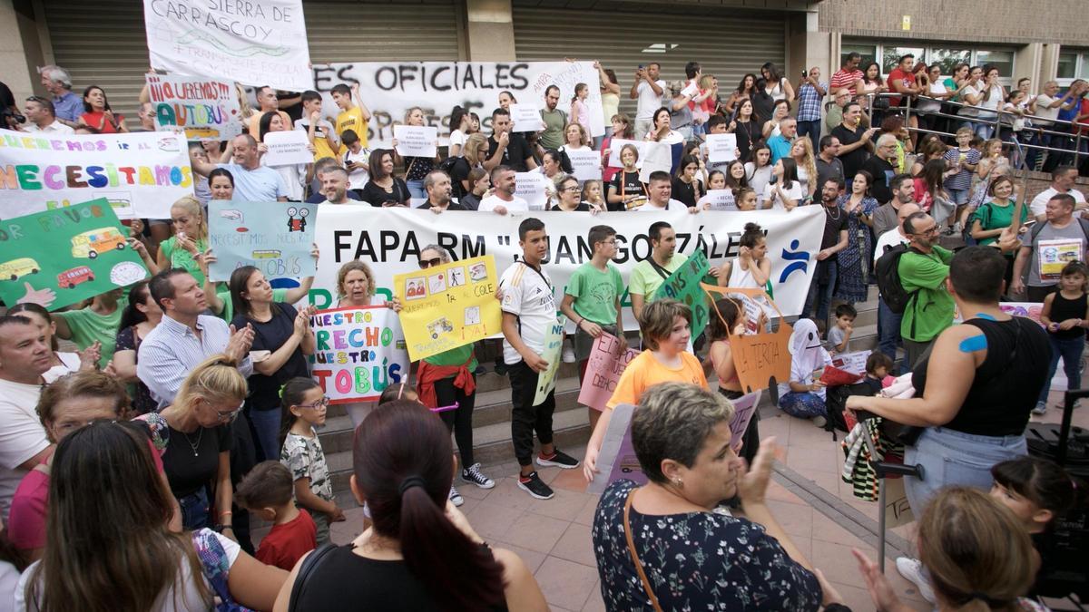 Protesta por la falta de transporte escolar en Murcia, este martes.