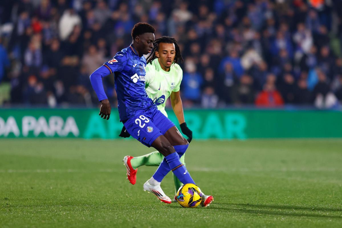 Coba da Costa Getafe CF in action during the Spanish League, LaLiga EA Sports, football match played between Getafe CF and FC Barcelona at Coliseum de Getafe stadium on January 18, 2025, in Madrid, Spain. AFP7 18/01/2025 ONLY FOR USE IN SPAIN. Dennis Agyeman / AFP7 / Europa Press;2025;SPAIN;SPORT;ZSPORT;SOCCER;ZSOCCER;Getafe CF v FC Barcelona - LaLiga EA Sports;