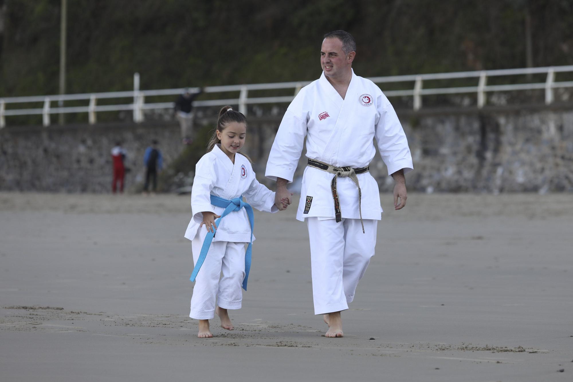 Joel y Chloe, en la playa de Aguilar