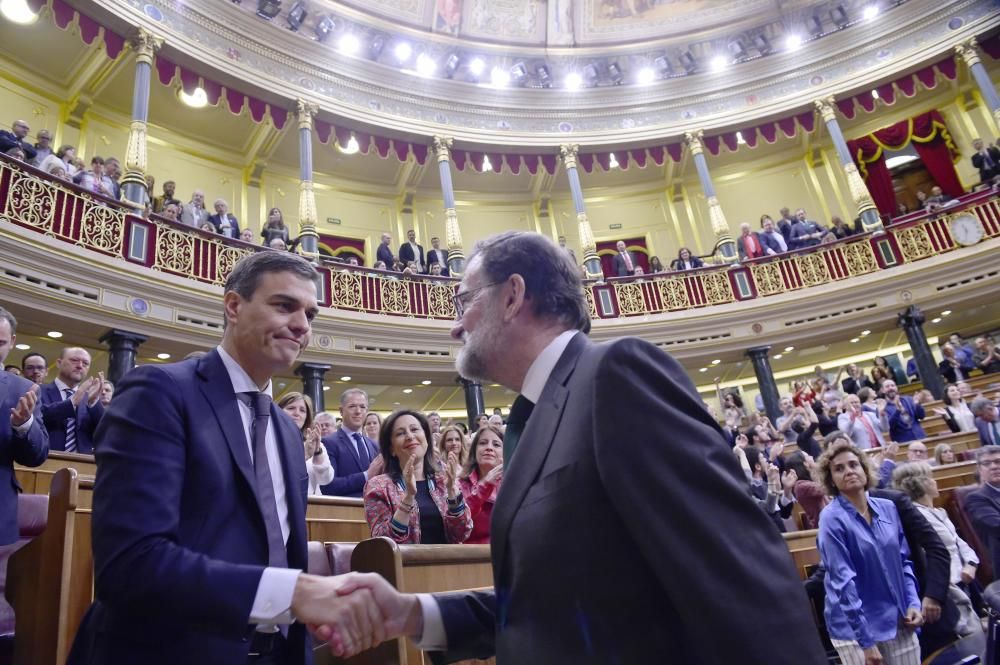 Mariano Rajoy i Pedro Sánchez donant-se la mà després de la votació de la moció de censura l'1 de juny.