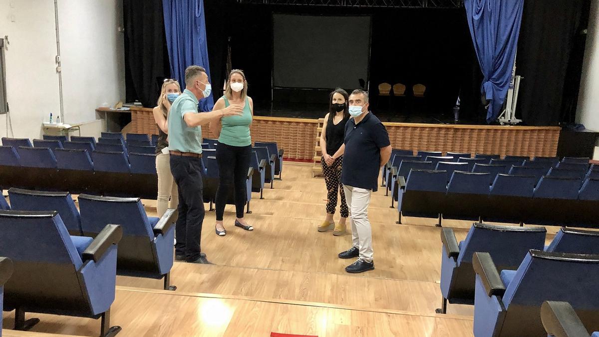 Una delegación municipal, liderada por la alcaldesa Merche Galí, en su visita al Auditori.