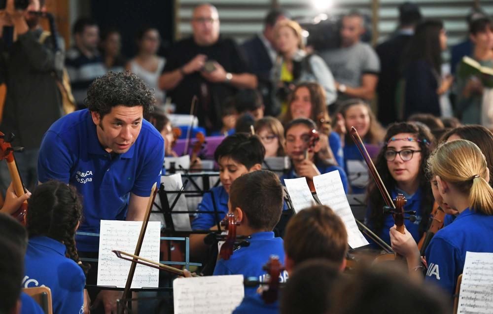 Gustavo Dudamel, con 200 niños músicos de A Coruña