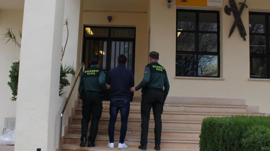 La Guardia Civil con uno de los detenidos.