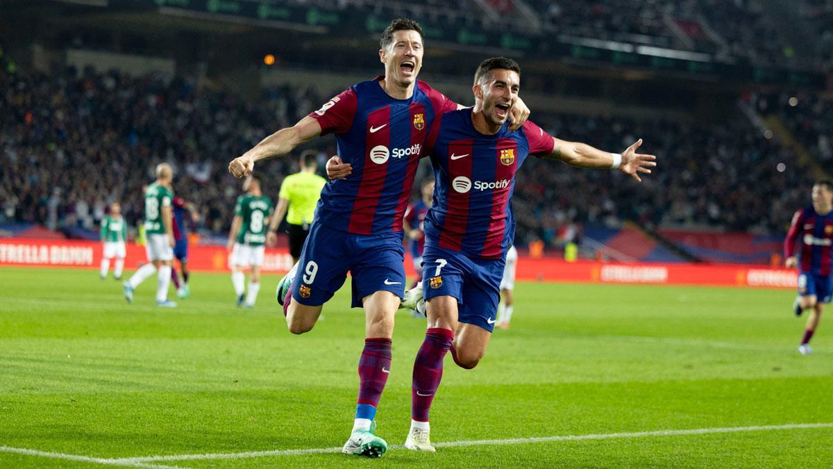 Lewandowski y Ferran celebrando el segundo gol del Barça