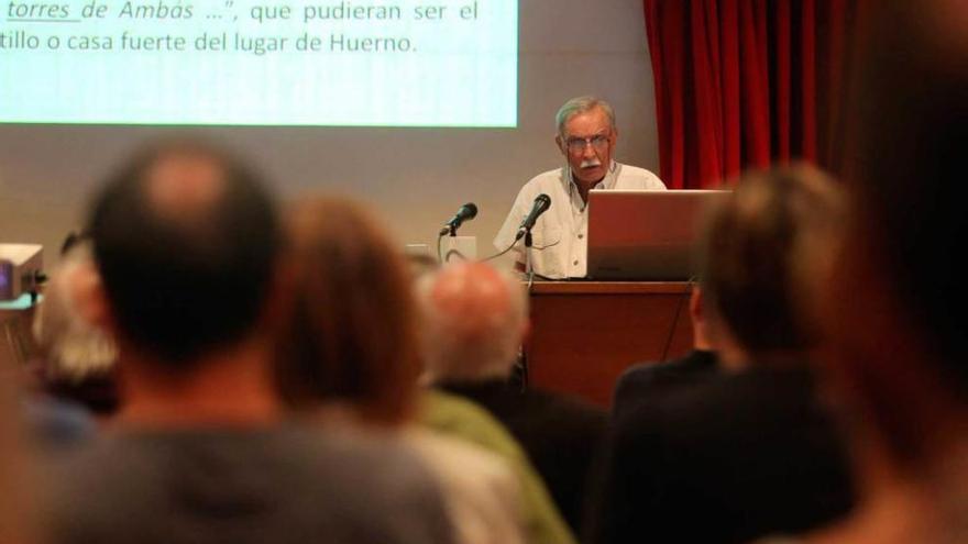 Francisco Mellén Blanco, ayer, durante la conferencia sobre la genealogía de Carreño Miranda.