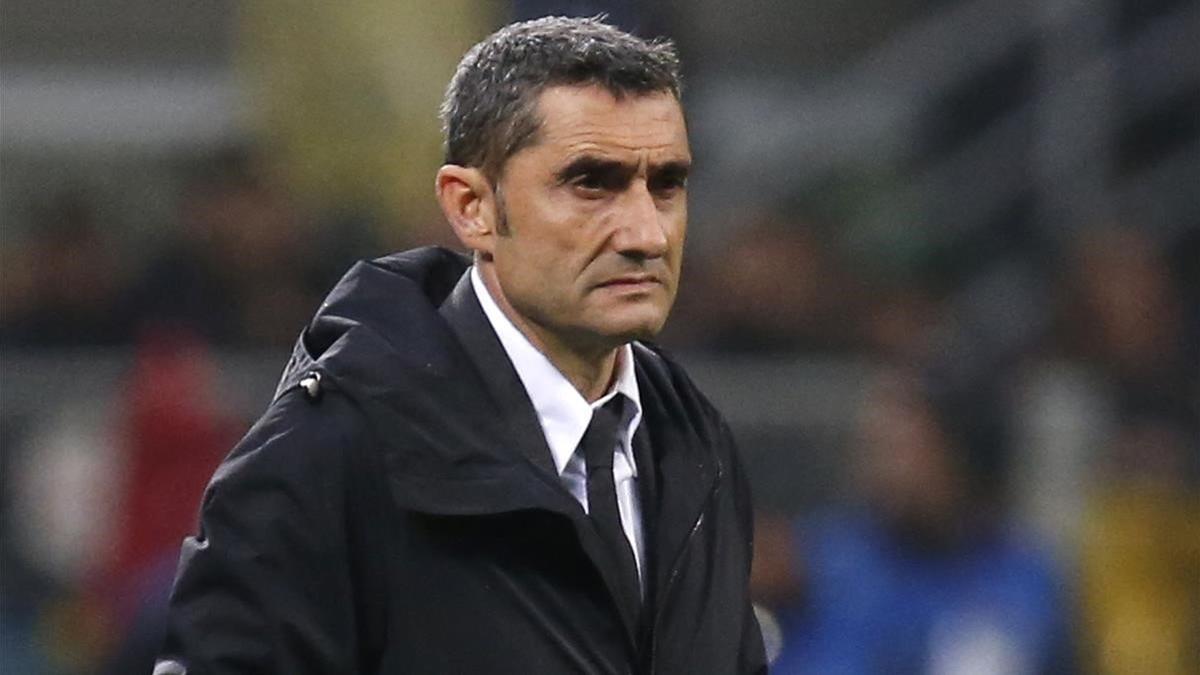 Valverde durante el Inter-Barça en San Siro para darle instrucciones.