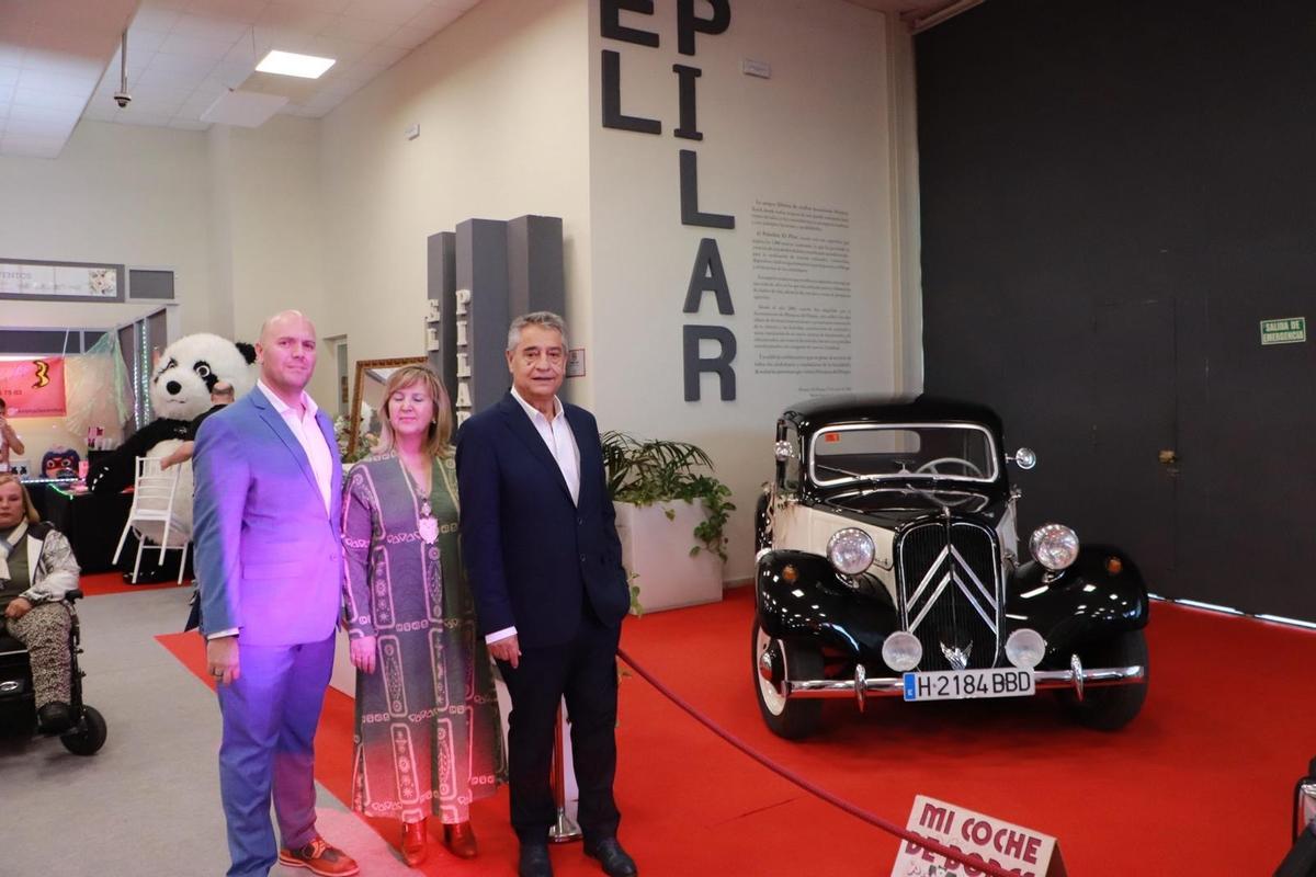 El alcalde recorre la Feria de la Boda en el pabellón El Pilar.