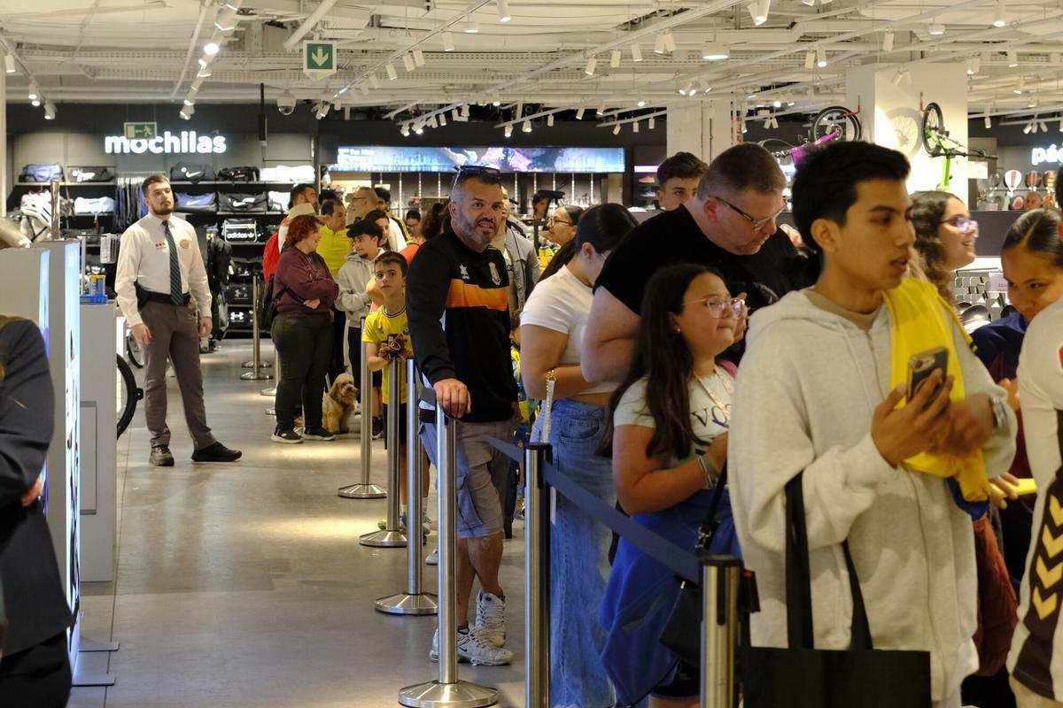 Firma de Jesé y Kirian en El Corte Inglés de Mesa y López
