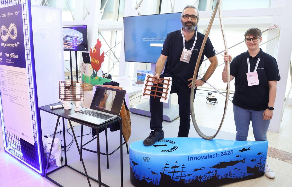 El coordinador del proyecto Pás Eólicas, Javier Fernández, posa junto a una alumna con la maqueta del flotador.