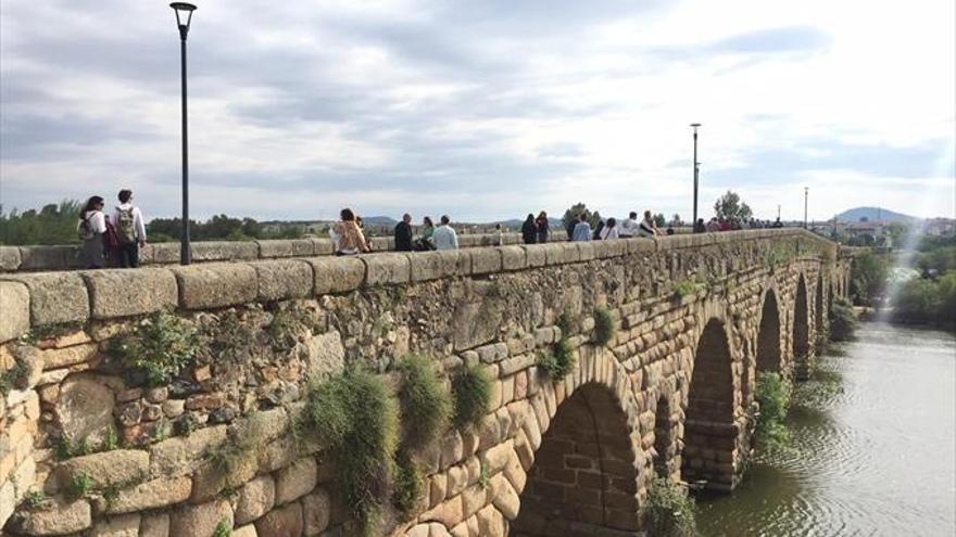 Turistas en el Puente Romano de Mérida.