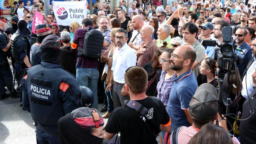 Centenars de persones concentrades contra la detenció d&#039;un membre del CDR a Sabadell