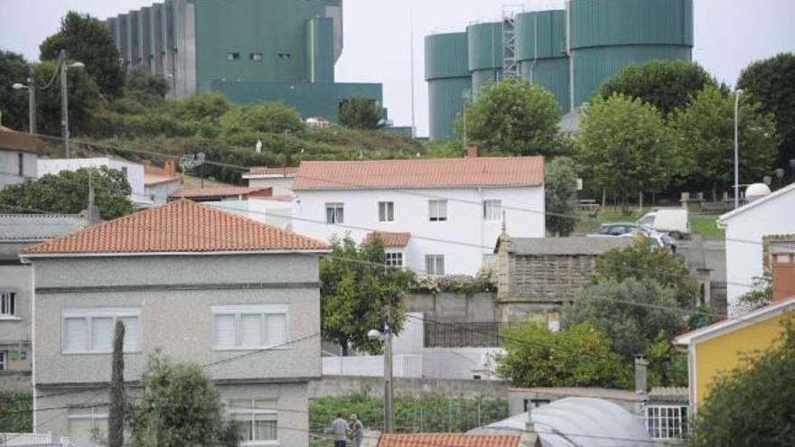 Al fondo, silos de la planta de Nostián en A Coruña. / fran martínez