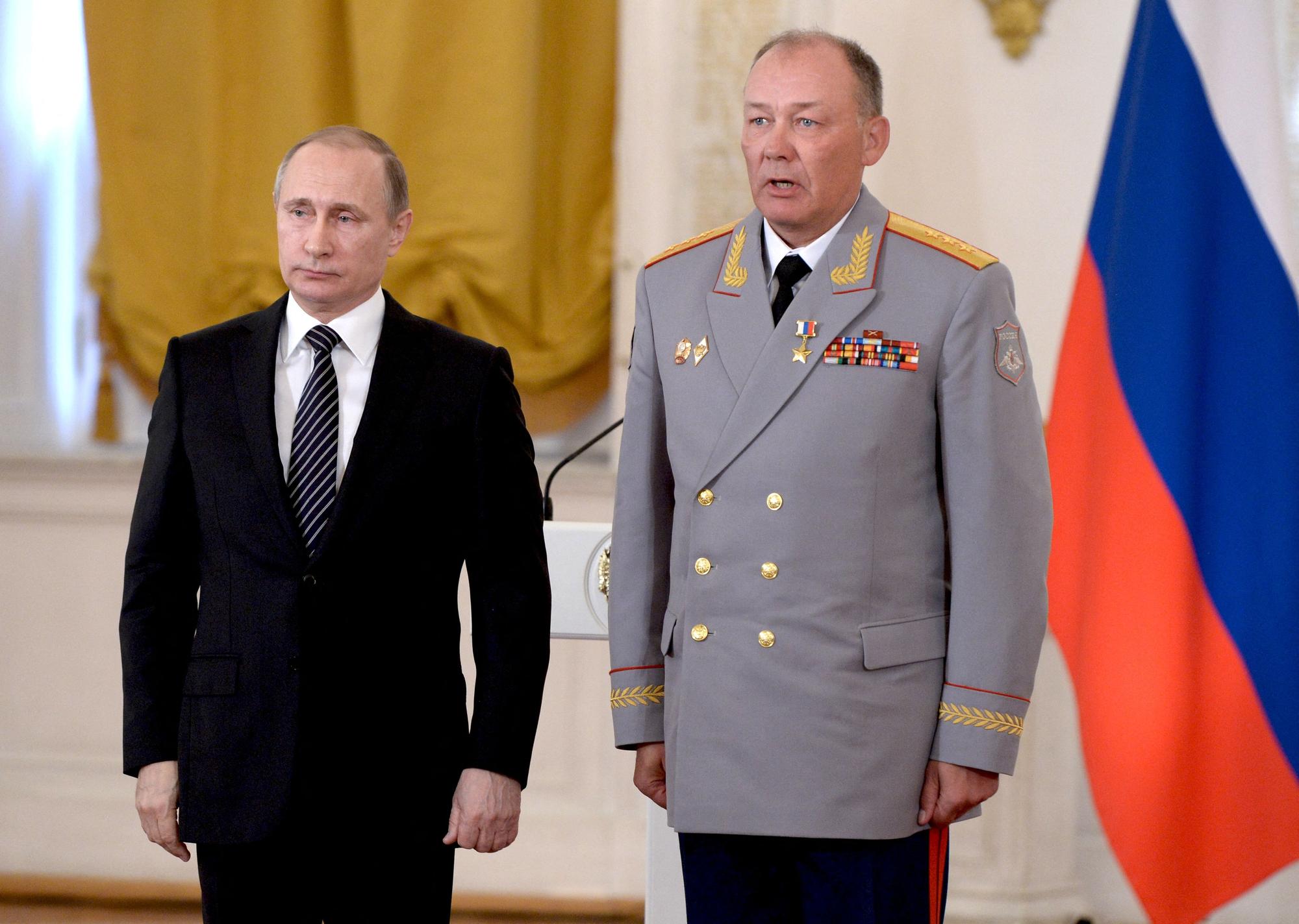 El presidente ruso, Vladimir Putin, posa para una foto con el primer subcomandante del Distrito Militar Central, el coronel general Alexander Dvornikov, después de que se le concediera el título de Héroe de la Federación Rusa en Moscú, Rusia, el 17 de marzo de 2016.