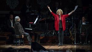 Marina Rossell acompañada al piano por Antoni Ros cantan El clar país