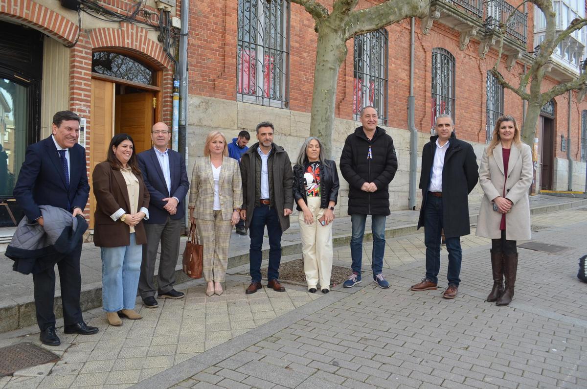 Representantes políticos del PP en el Paseo de Soledad González.