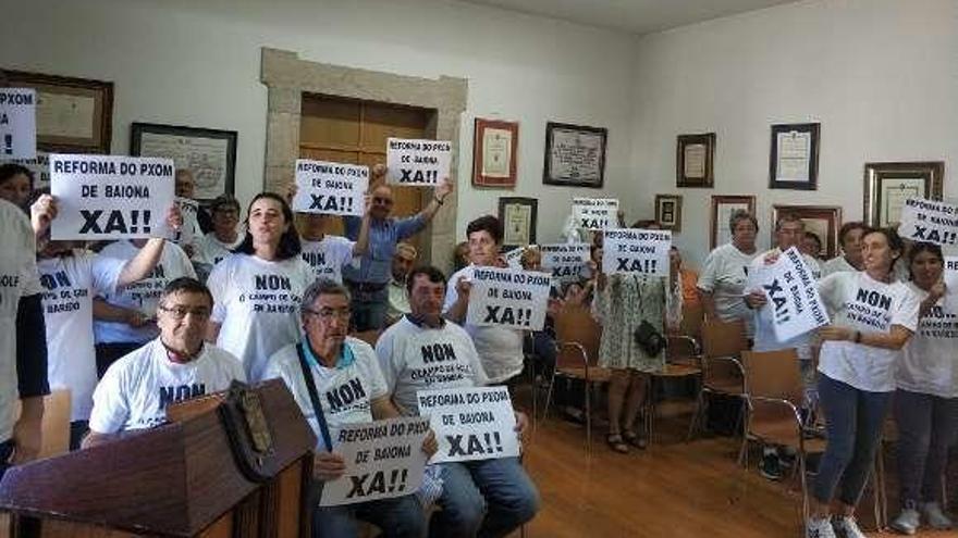 Los vecinos que protestaron ayer durante el pleno de Baiona.