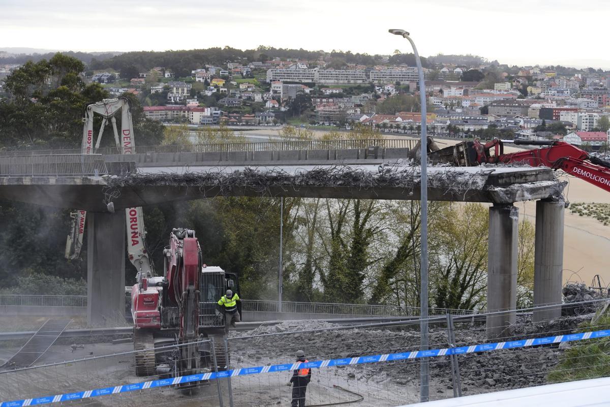 Derribo del viaducto de acceso al Chuac con el corte de tráfico en A Pasaxe Derribo del viaducto de acceso al Chuac con el corte de tráfico en A Pasaxe