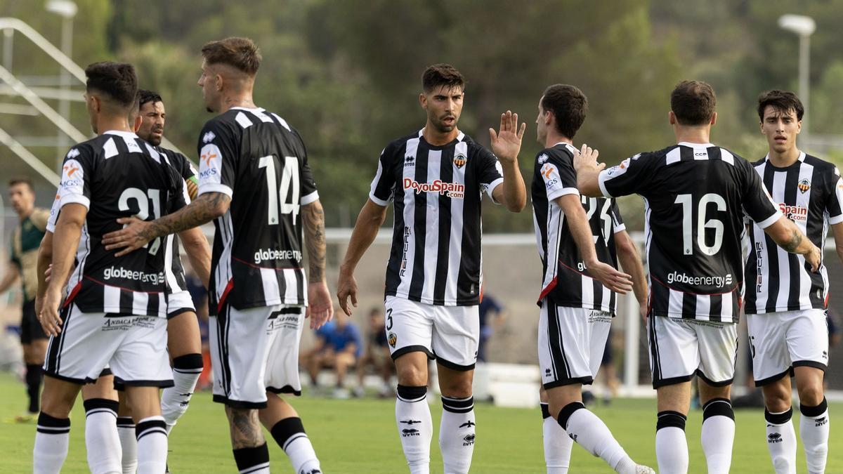 Los jugadores albinegros se felicitan después del 1-0 de Álvaro García