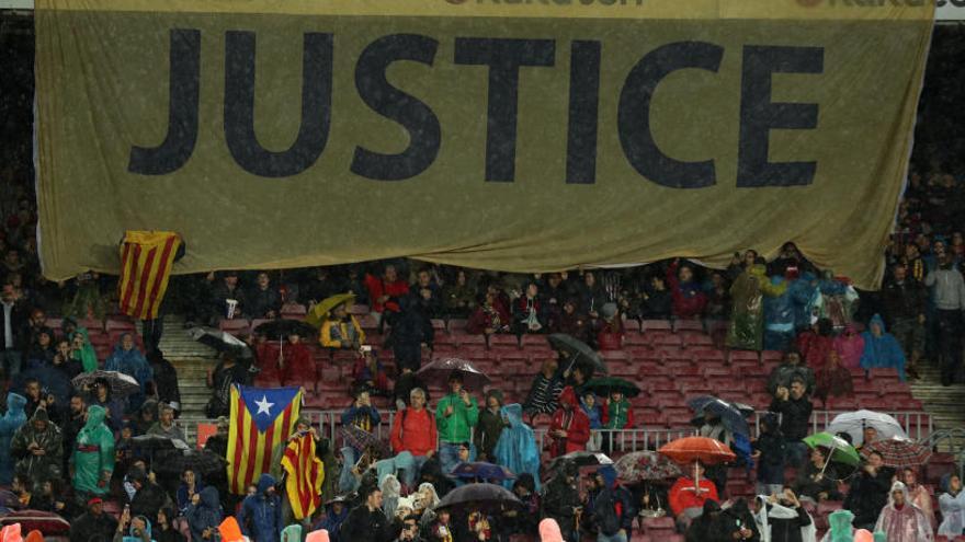 Una de pancartes reivindicatives desplegades avui al Camp Nou