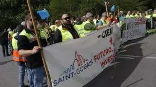 Los trabajadores de Saint-Gobain a Barbón: "Tampoco tenemos ni idea de lo que hace el Gobierno asturiano por nosotros"