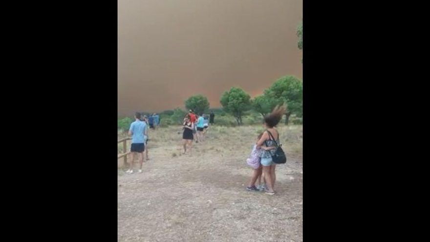 Más de un millar de personas han sido desalojadas por el incendio