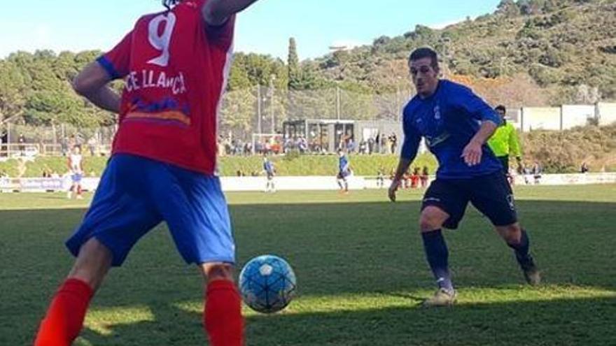 Una acció del partit entre el Llançà i l&#039;Empuriabrava-Castelló.