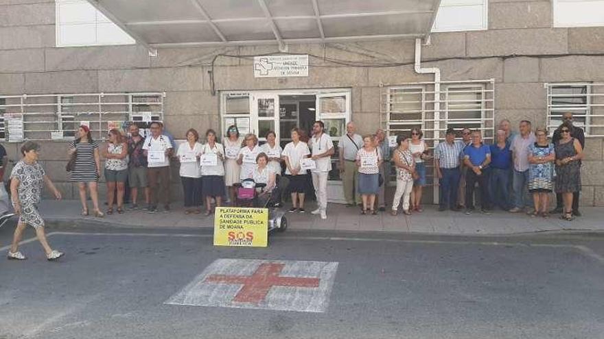 Concentración de vecinos y profesionales del centro de salud de Cangas. // Faro