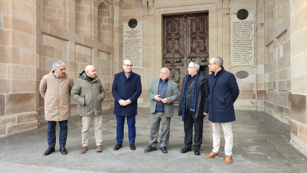 Autoridades políticias y religiosas en la entrada de la Catedral de Zamora.