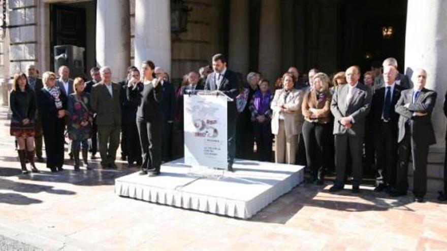 Sergio Moratón lee el manifiesto durante el acto celebrado ayer a la puerta del Ayuntamiento de Valencia.