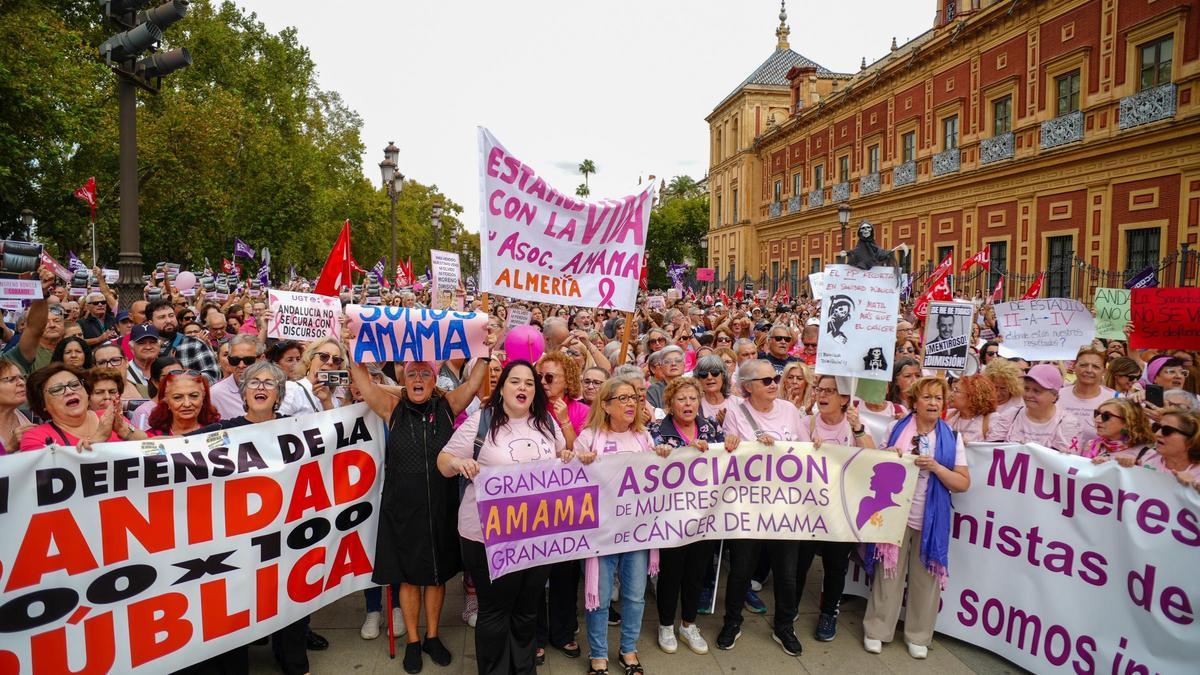 Manifestación afectadas por los cribados de cáncer de mama en Andalucía