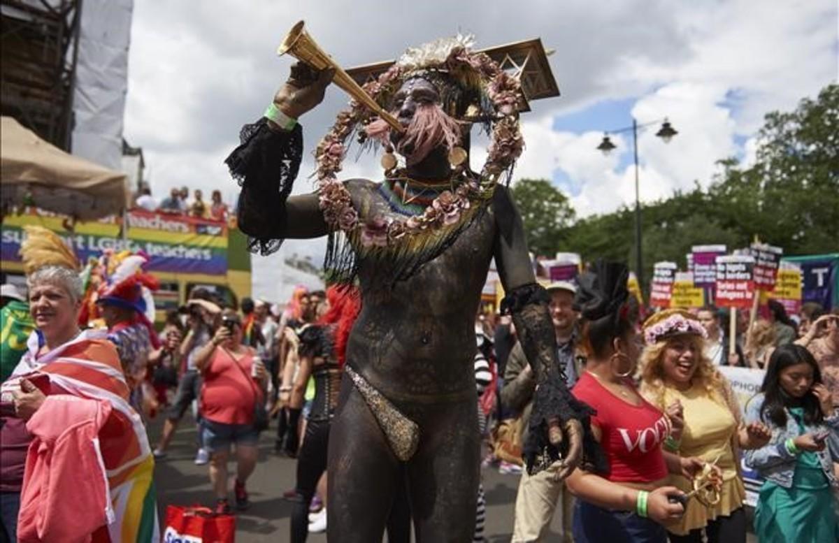 jjubierre34450490 particiapants take part in the annual pride parade in london160625182540