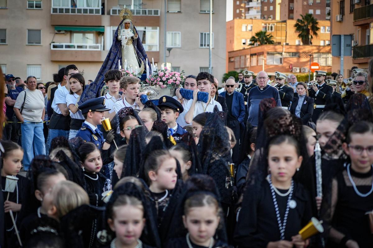 La Virgen de Nazareth sale del colegio Santa Teresa durante la procesión escolar de la Semana Santa 2026.