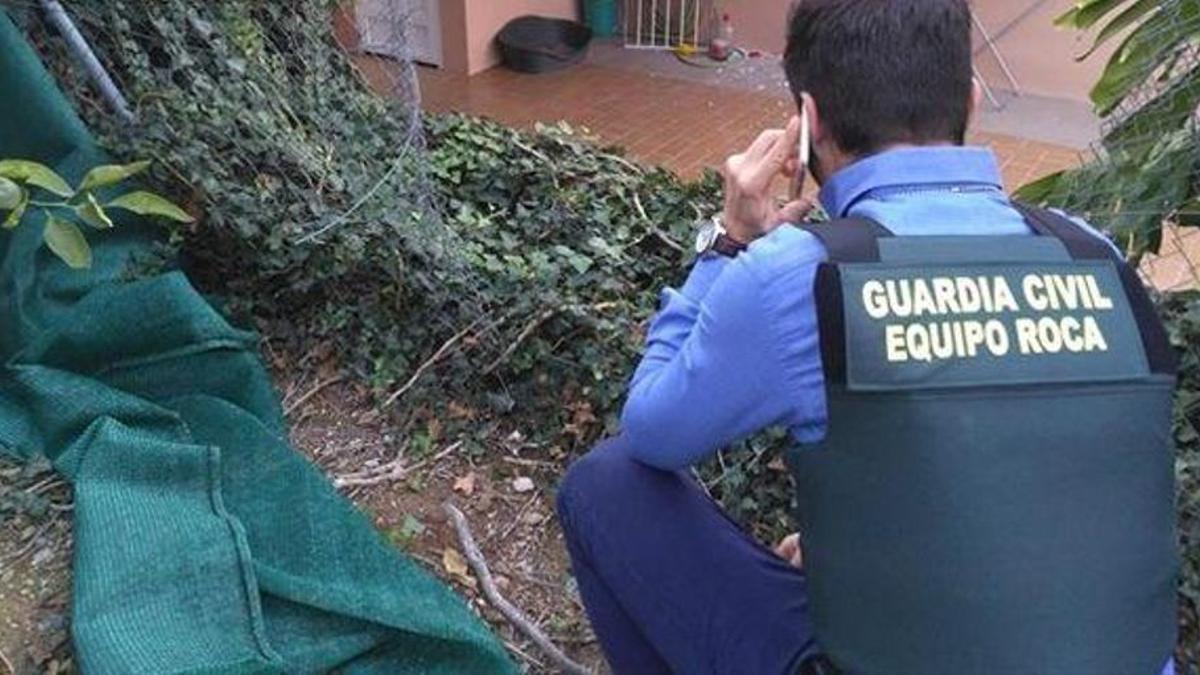 Un agente de la Guardia Civil investiga un robo en una zona rural en una imagen de archivo.
