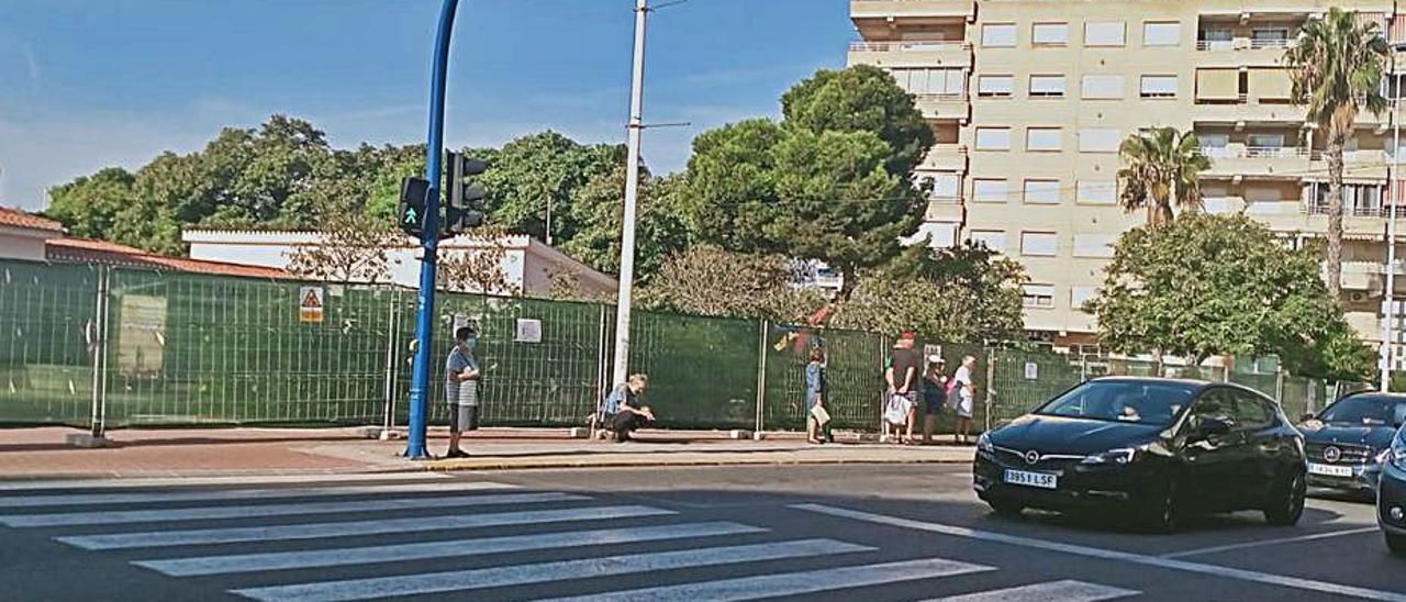 Vallado del intercambiador de autobuses en el centro de Torrevieja. | D. PAMIES