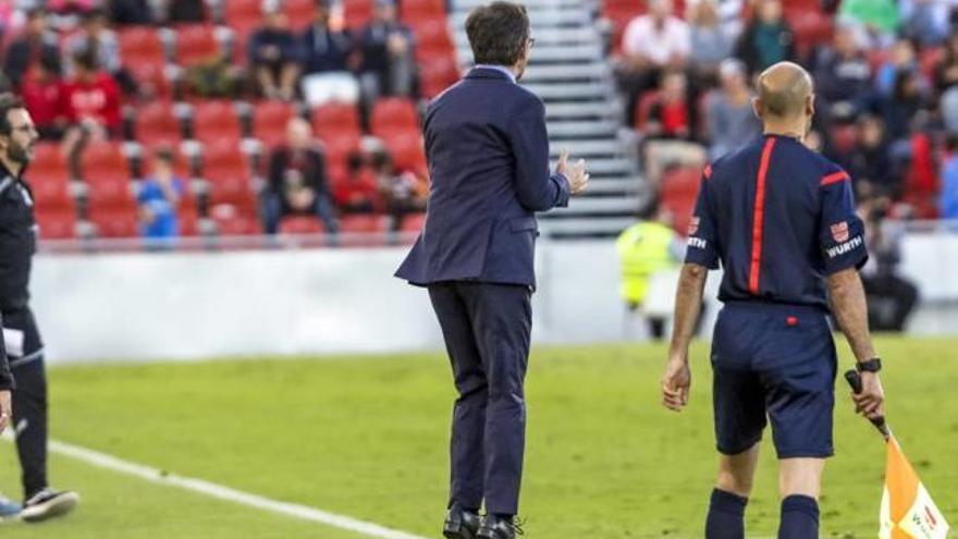 Fernando Vázquez salta durante el partido de ayer en Son Moix.