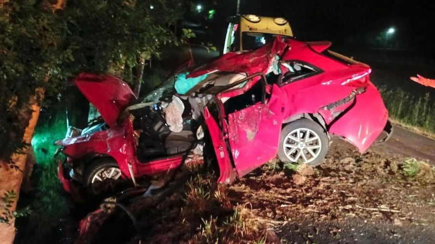 Fallece un conductor tras salir de la vía con su vehículo y colisionar contra un árbol en A Baña