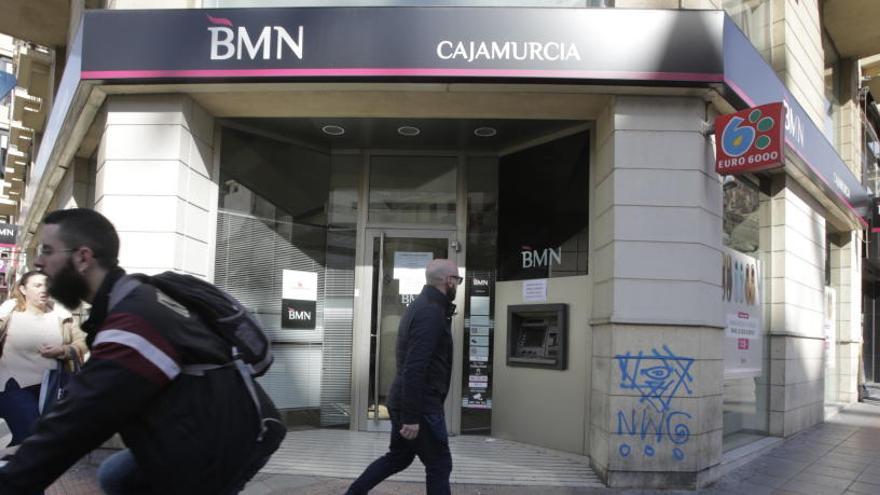 La antigua sucursal de BMN en la avenida de Alfonso el Sabio de Alicante cerrada esta mañana.