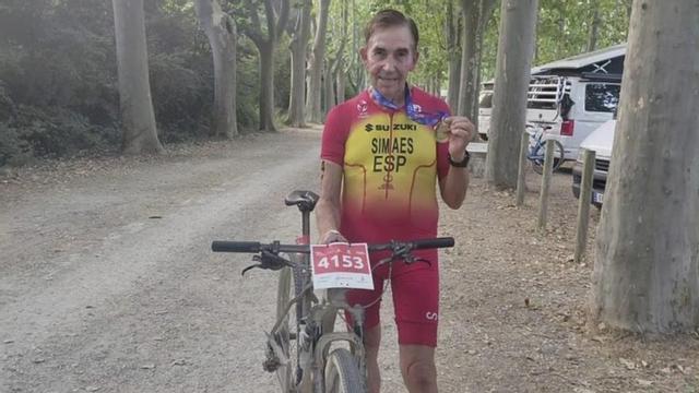 Jose Simaes posa con su medalla de oro tras la carrera celebrada en Banyoles. | CEDIDA