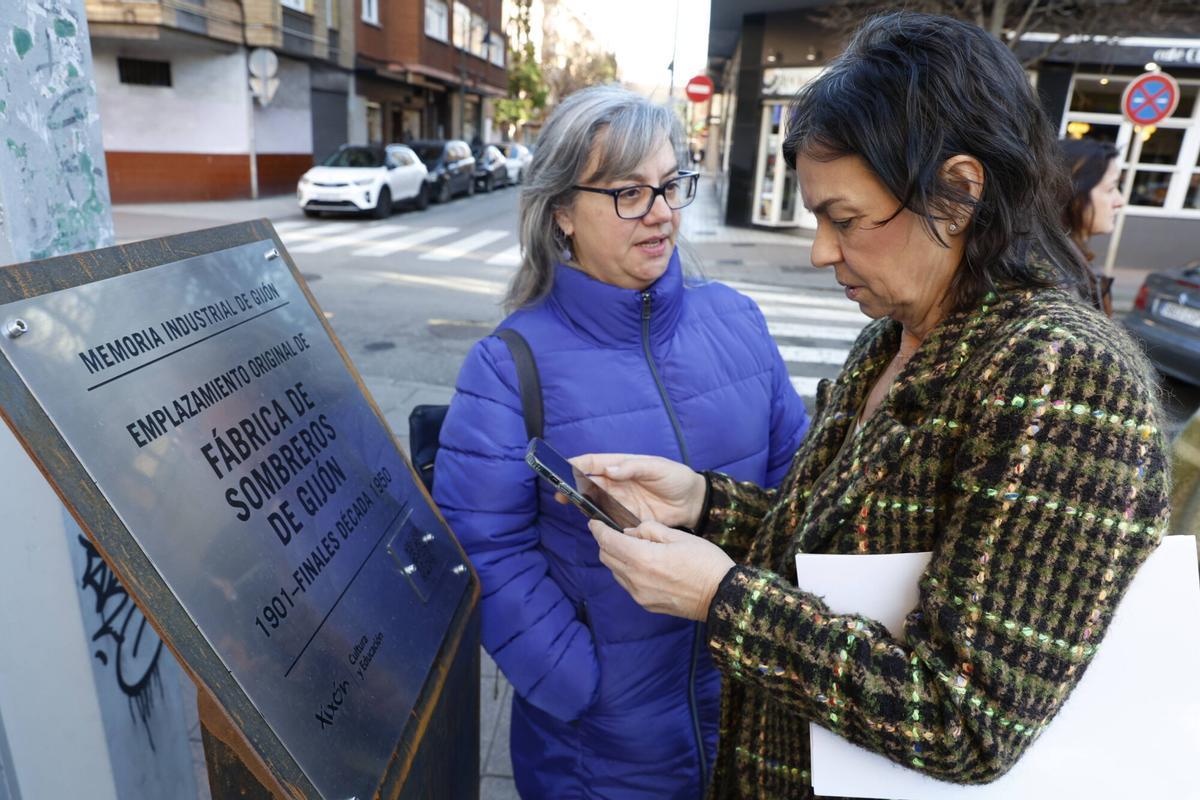Placa en recuerdo de la antigua fábrica de sombreros en la calle Oriental .