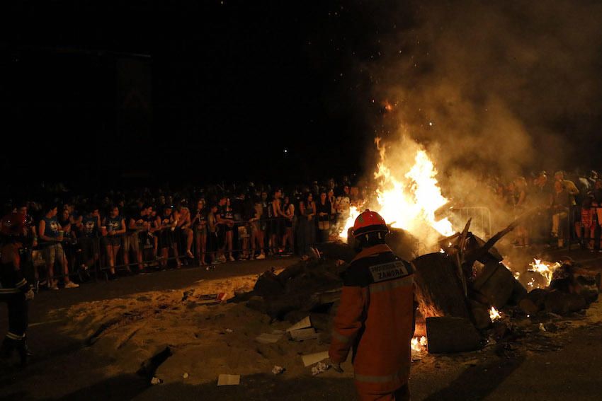 Cientos de zamoranos se reúnen en torno al fuego y