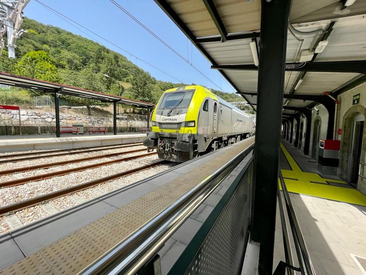 Un tren se detiene en la estación de Pola de Lena.