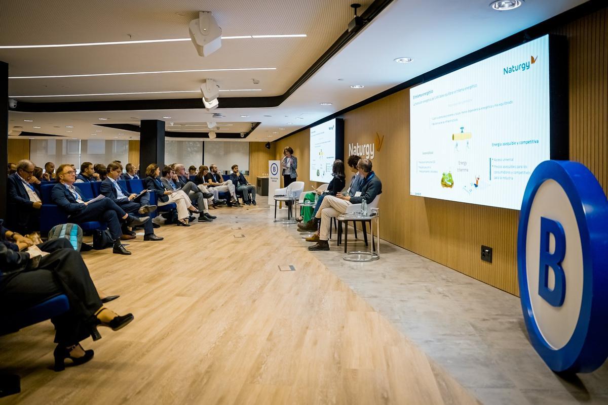 Los participantes en la presentación del Chapter Clima de Barcelona Global durante la intervención de Núria Rodríguez, directora de Medio Ambiente y RSC de Naturgy.